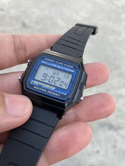 Casio F-105W-1A Illuminator digital watch EL backlight.