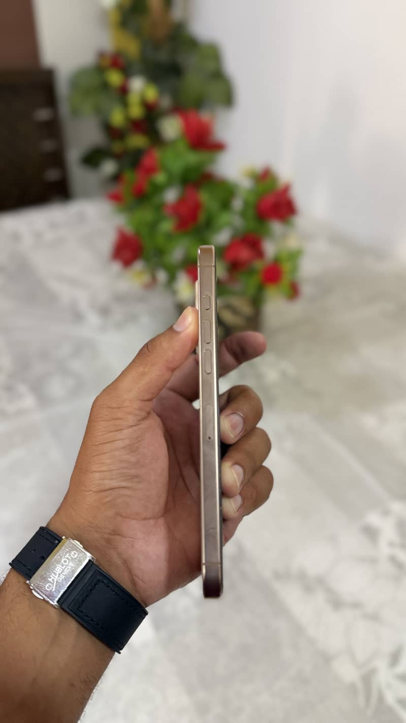iPhone 16 Pro Max 4