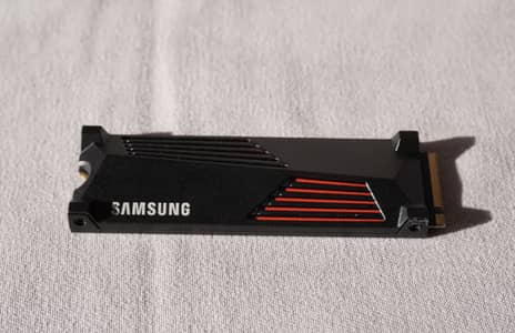 Samsung 990 Pro 4tb with heatsink nvme ssd (100% health)