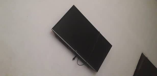  TCL 32 Inch Smart LED TV – Wall Mounted