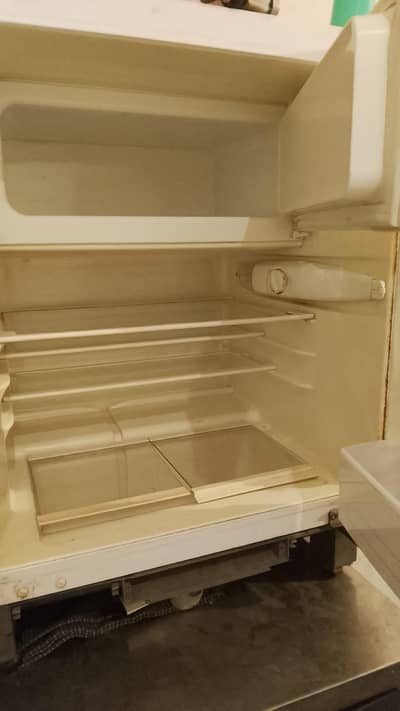 Mini Fridge Urgent Sale 25000 only