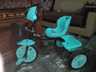 Bilkul new cycle he bacha chota tha cycle bri hai is wja sy sale kr rh