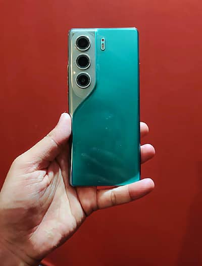 Tecno camon 40 pro box charge available