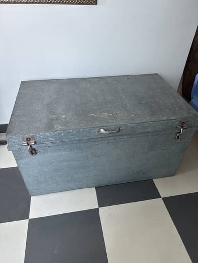 Trunk 4 feet
