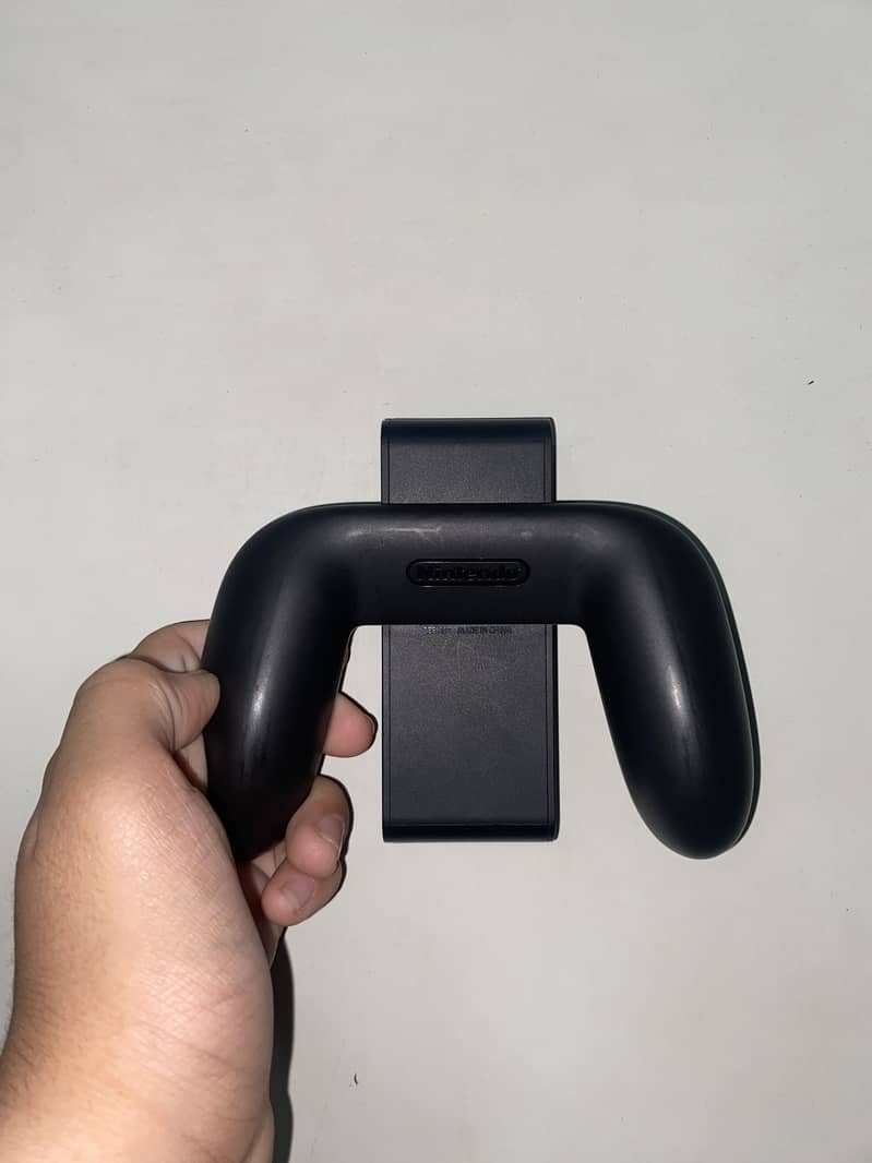 Nintendo Switch 2 grip controller 3