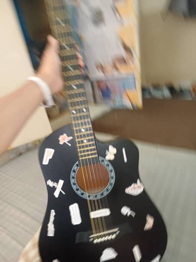 GUITAR BRANDED (FENDER) excellent sound and guitar