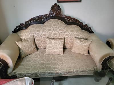 7 Seater Sofa set with table in new Condition