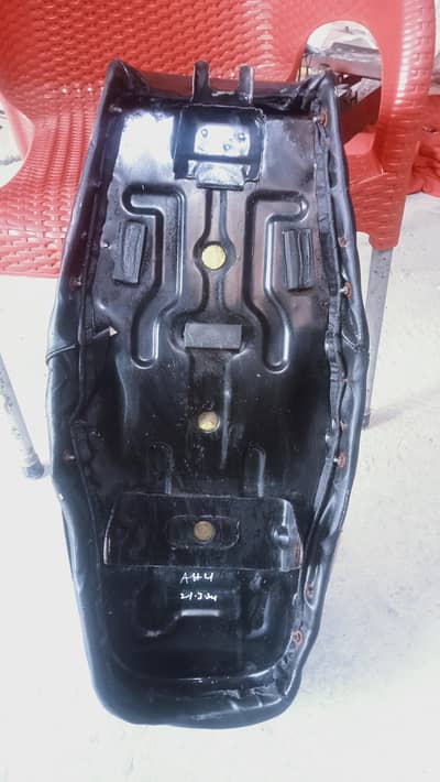 125 bike seat