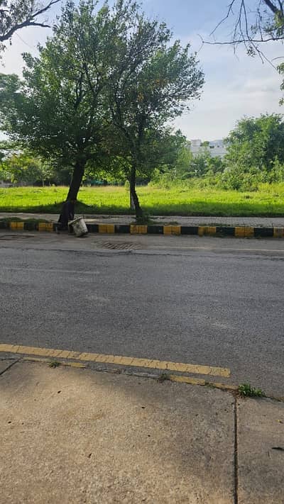 D-12/1 50 Feet Wide Road Elite Location 5 Marla Plot Very Closed To Park And 70 Feet Road Available For Sale