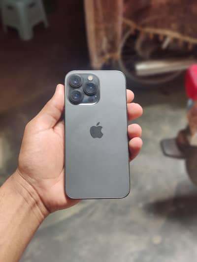 Iphone 13 pro in mint condition  (03700539300)
