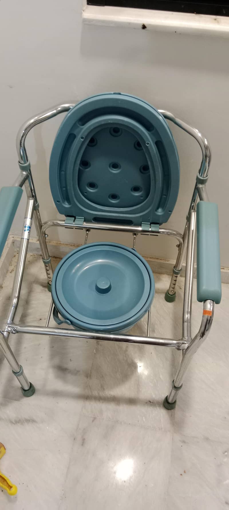 commod chair 1