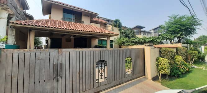 1 KANAL OWNER BUILD HOUSE WITH BASMENT AND BIG LAWN FOR SALE IN DHA Phase 3