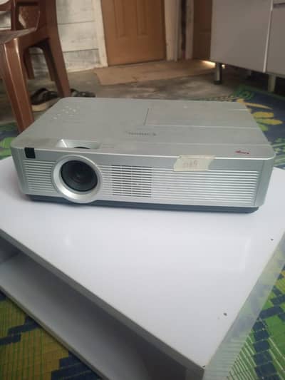 Canon LV 7490 (4000 Lumens) Projector + vga cable