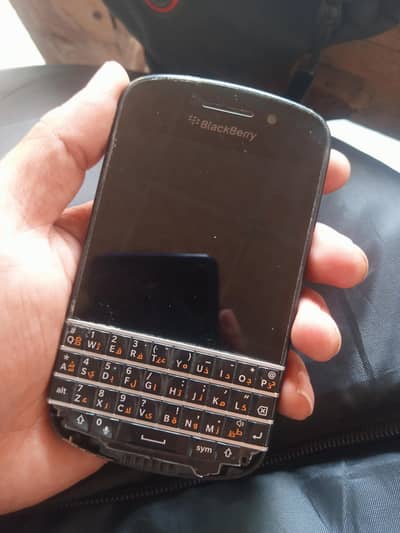 fune chla hi black bery id lgi hui  touch lcd sb oky hi