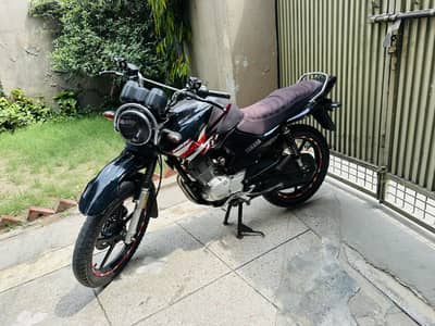 Yamaha YBR 125G red color