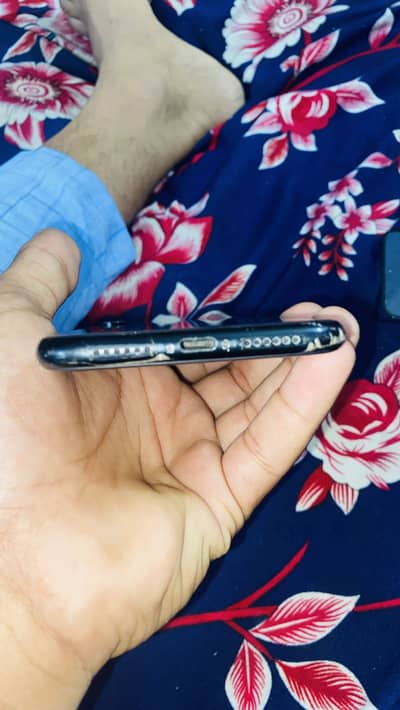 iPhone xr 128 GB water pack bettry helth 81