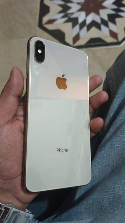 iPhone xs max golden color