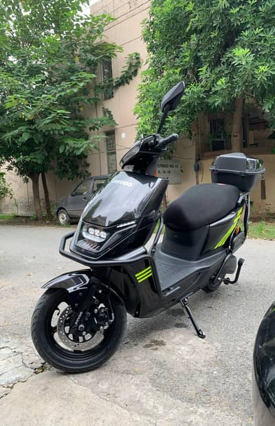 Revoo C32 electric scooty