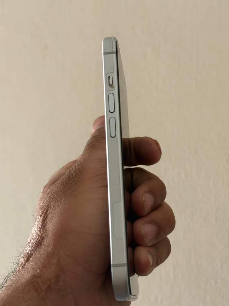 iPhone 15 4