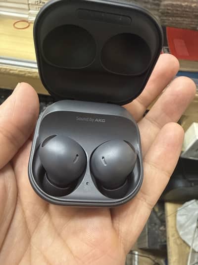 Samsung Buds 2 Pro.  Just like Brand new , 10 days used