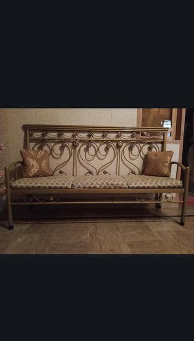5 Seater Sofa Set With Table In Good Condition