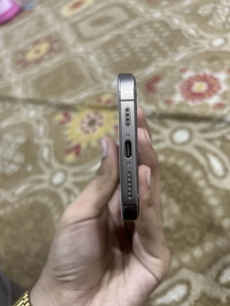 iPhone 16 Pro Max 2