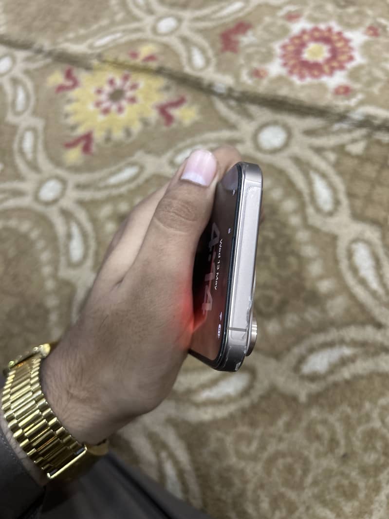 iPhone 16 Pro Max 4