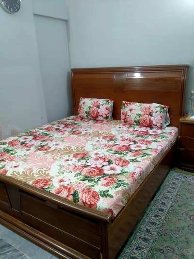 king size bed with sidetable and dressing table