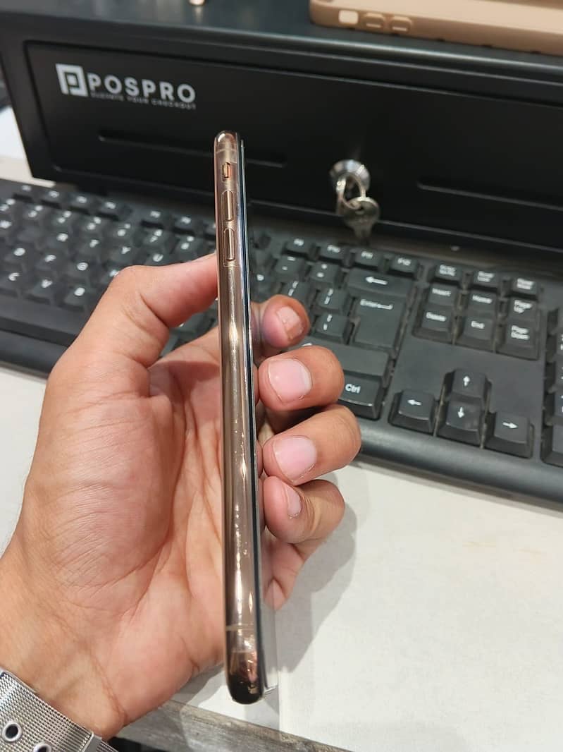 iPhone XS Max 4