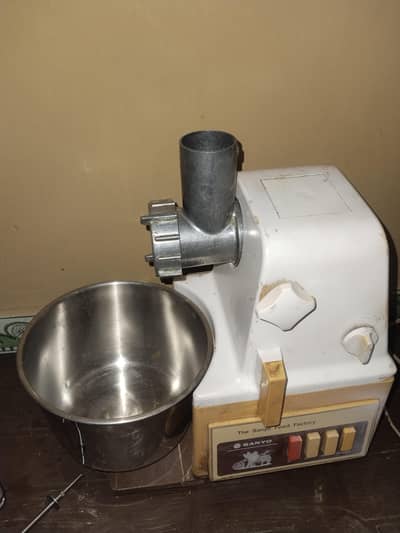Meat Grinder, Dough Kneeder and Juicer (All in 1)