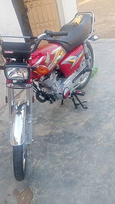 2025 model hai condition 10/10 hai 1300km chala hai sirf