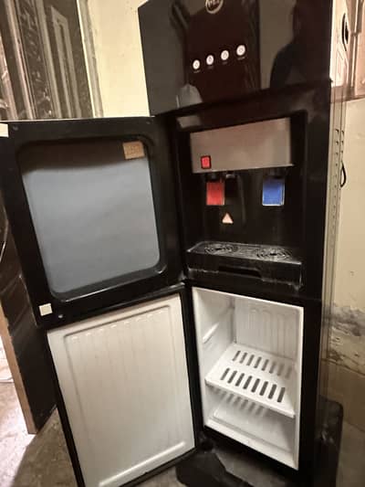 Pel water dispenser