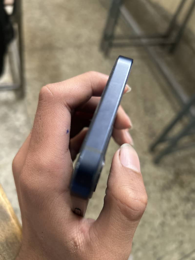 iPhone 12 4