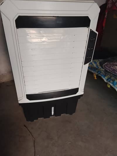 Room cooler and solar plate