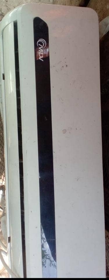 1 ton Inverter ac good condition mein hai bilkul saaf hai