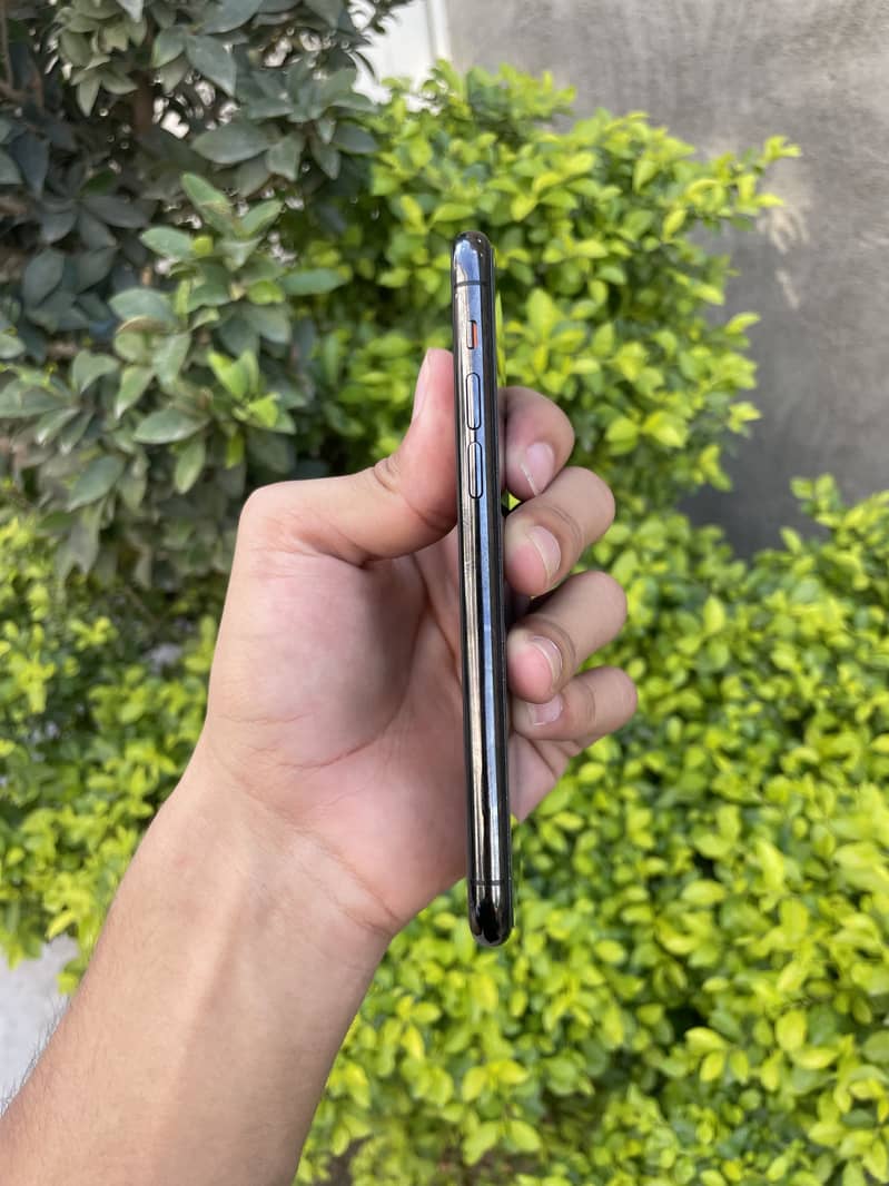 iPhone 11 Pro 1