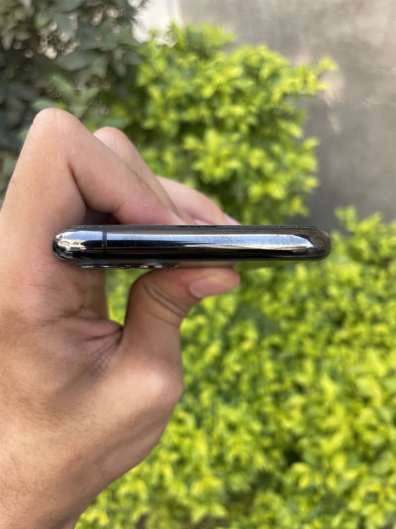 iPhone 11 Pro 4