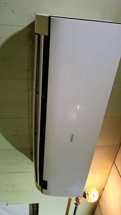 ac 1.5 ton hair ac condition apk samne hai  coling bht achi krta hai