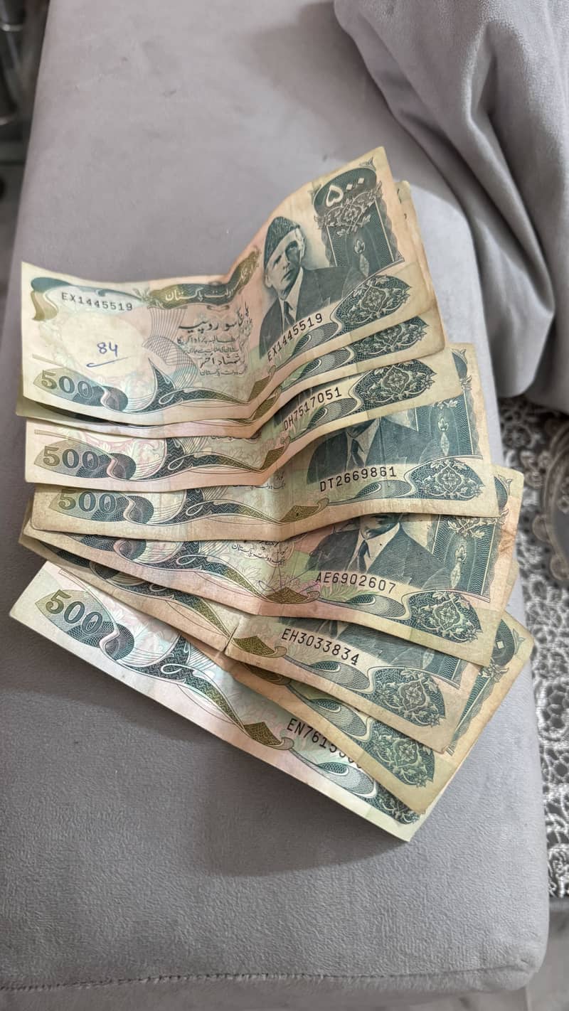 500 Ruppee notes 2