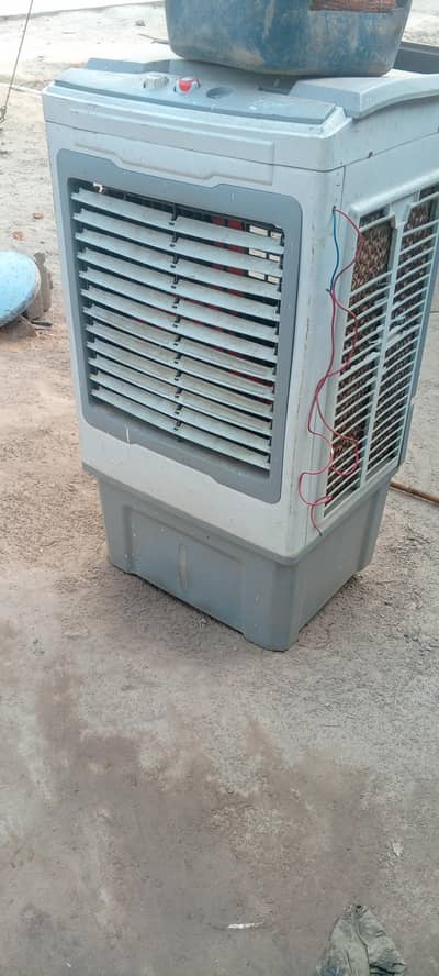 yah cooler for sale hai aur thoda sa marmmat hone wala hai Baki theek