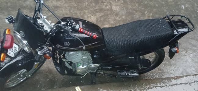 Yama YB 125 10 bit 10 condition  petrol average 45 km