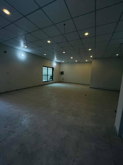 20 Marla Commercial hall Available For Rent