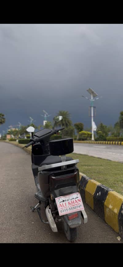 electric scooty in new condictoin 10/9 all parts working