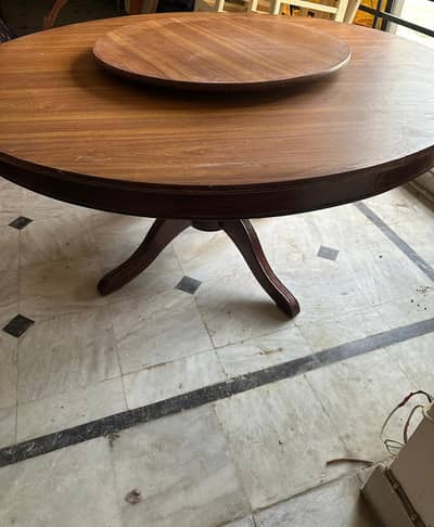 condition 9/10 dining table six(6) seater urgent sale