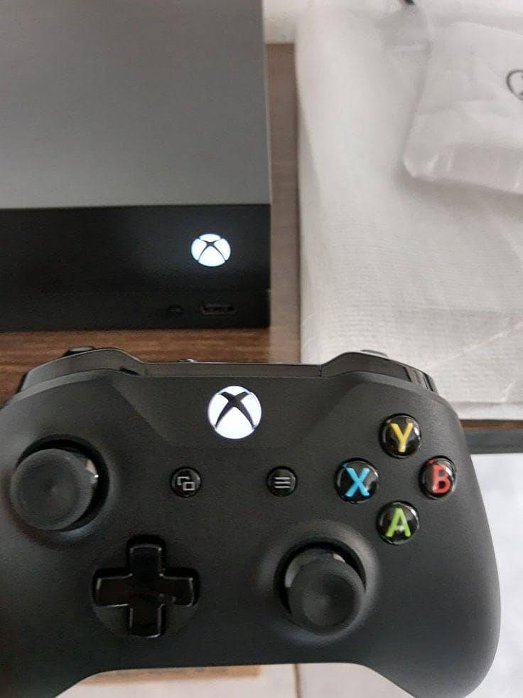 xbox one x with 2 controller 0