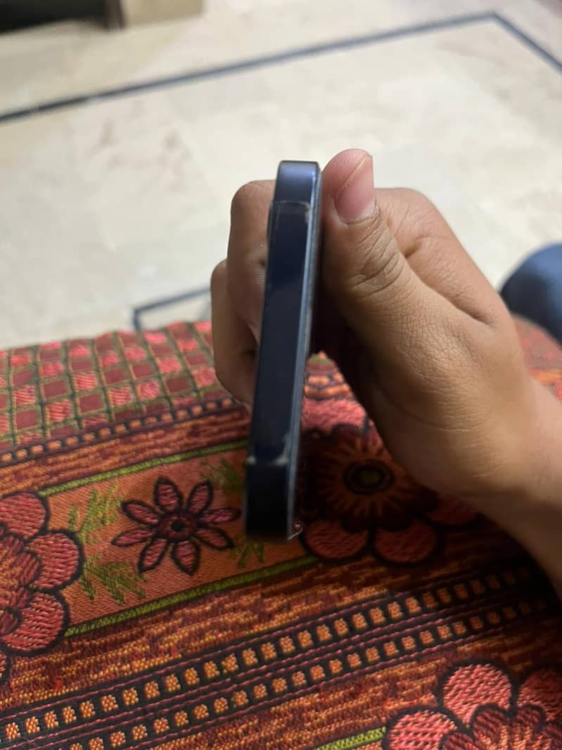 Apple iPhone 12 4