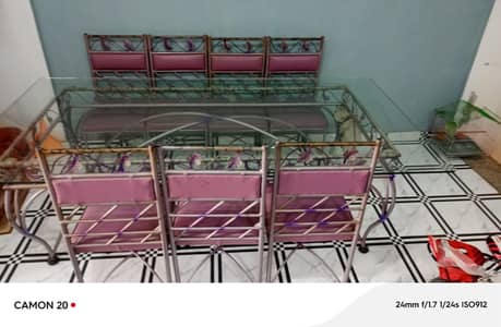 ایک ٹیبل اور اٹھ کرسیاں