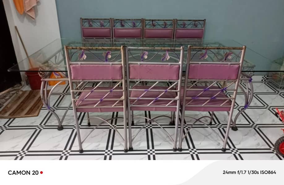ایک ٹیبل اور اٹھ کرسیاں 1
