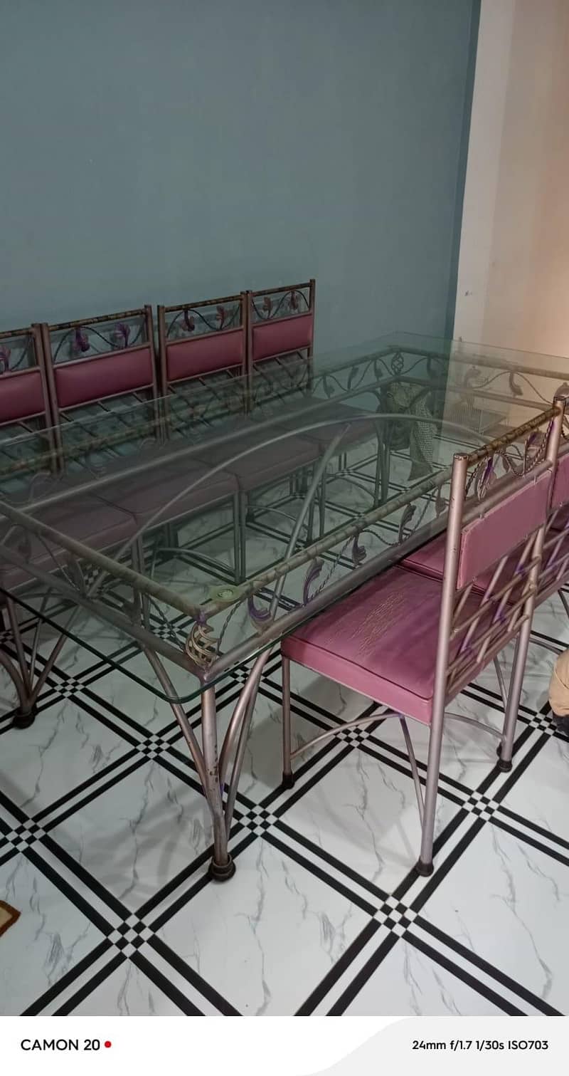 ایک ٹیبل اور اٹھ کرسیاں 3