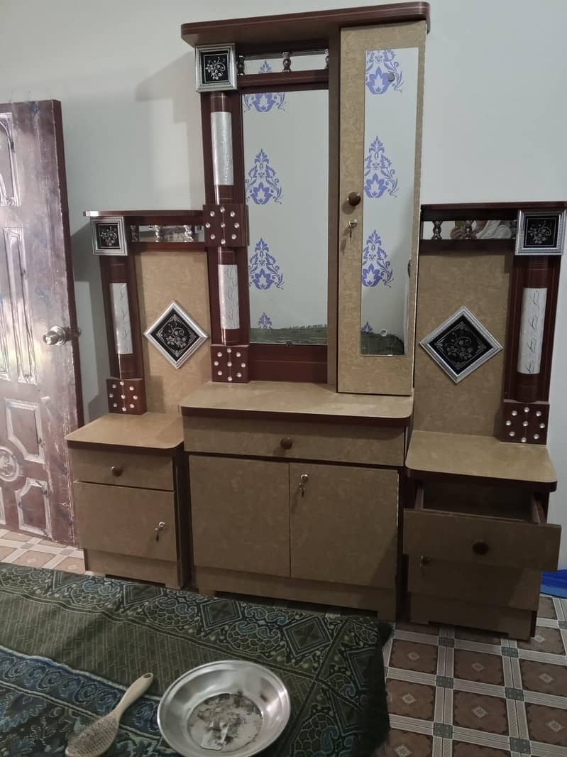 Bed, wordrobe, dressing table 0